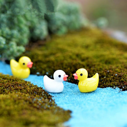 Toyvian Mini Resin Duck Ornaments 100Pcs Cute Yellow Figurines for Aquarium Decor Garden Accessories Desktop and Terrarium Decoration