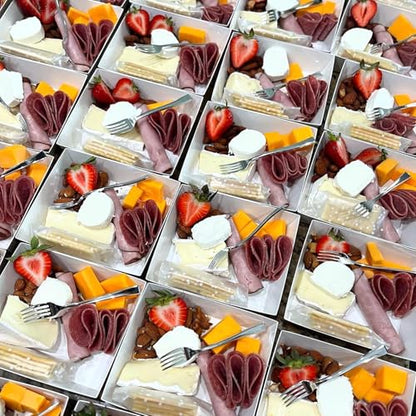 100Pack 4 Inches Charcuterie Boxes with Clear Lids - Bakery, Chocolate Covered Strawberries, Mini Cake, Pie Boxes - Perfect for Christmas, Valentine's, Halloween - color: White